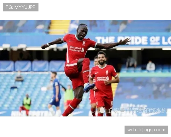 拉莫斯与范迪克在防线高空球控制出现分散趋势