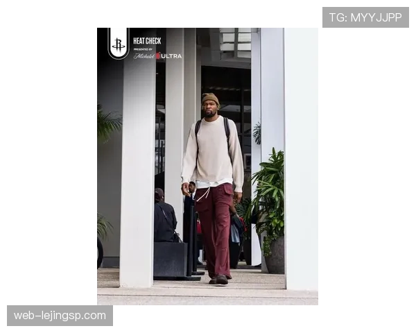 杜兰特今天穿了啥？居然在球馆里戴墨镜，比走红毯还讲究！