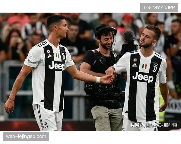 快速任意球规则解析：裁判判罚与比赛优势保持原则