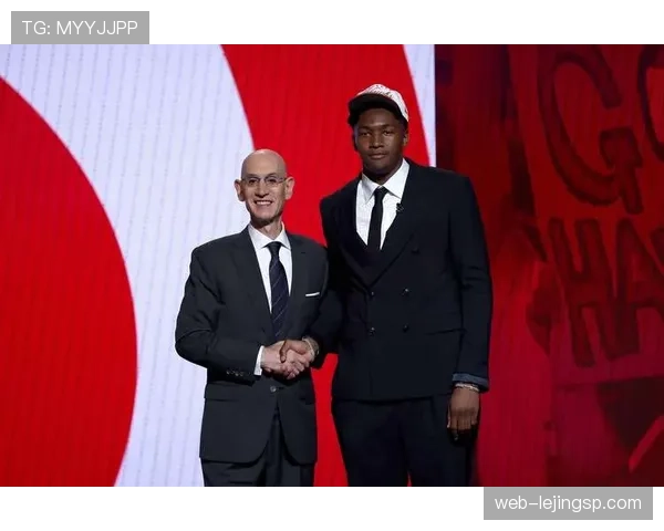 乔·杜马斯突破拉开空间提升球队关键回合得分效率